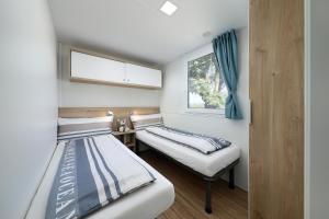 Postel nebo postele na pokoji v ubytování Albatross Mobile Homes on Camping Eden
