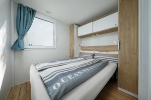 Postel nebo postele na pokoji v ubytování Albatross Mobile Homes on Camping Eden