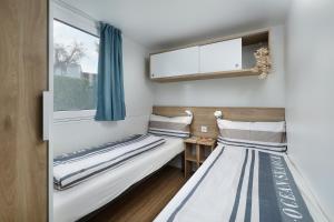 Postel nebo postele na pokoji v ubytování Albatross Mobile Homes on Camping Eden