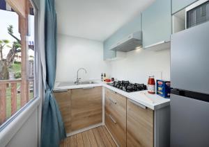 Kuchyň nebo kuchyňský kout v ubytování Albatross Mobile Homes on Camping Eden