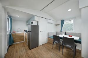 Kuchyň nebo kuchyňský kout v ubytování Albatross Mobile Homes on Camping Eden