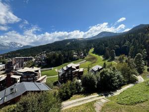 eine Luftaufnahme eines Resorts in den Bergen in der Unterkunft Résidence Atrey 403 Clés Blanches Courchevel in Courchevel