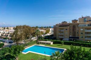 Bazén v ubytovaní Beach Apartment Guadalmar alebo v jeho blízkosti