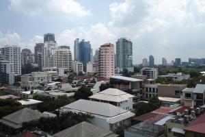 Pemandangan umum bagi Bangkok atau pemandangan bandar yang diambil dari apartmen