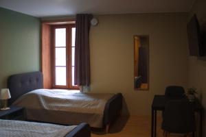 a hotel room with two beds and a window at Mõisa Ait Stuudiokorterid in Võru