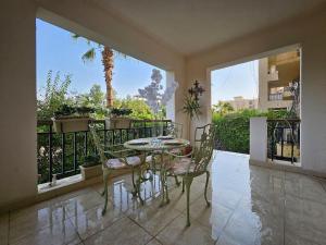 Μπαλκόνι ή βεράντα στο Dreamland Stylish 2BD with a garden and pool access