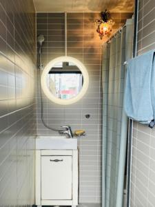 ein Badezimmer mit Waschbecken und Spiegel in der Unterkunft 3min from Metro - Lodging with roof terrace - Convenient transport - CVS downstairs - Hot places nearby in Seoul