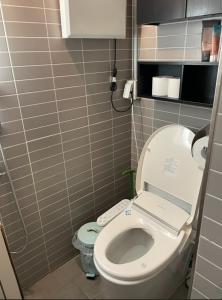 ein kleines Bad mit WC und Deckel in der Unterkunft 3min from Metro - Lodging with roof terrace - Convenient transport - CVS downstairs - Hot places nearby in Seoul + 29 Fotos