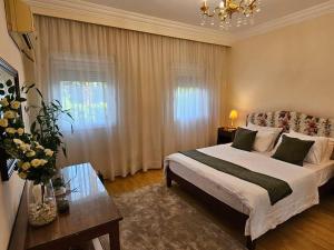 Ένα ή περισσότερα κρεβάτια σε δωμάτιο στο Dreamland Stylish 2BD with a garden and pool access +52 φωτογραφίες