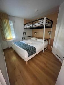 Postel nebo postele na pokoji v ubytování Fasthotel Annecy