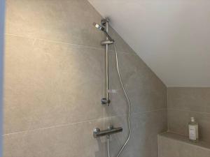 eine Dusche im Bad mit Duschkopf in der Unterkunft L'embrun - maison harmonieuse - proche de la mer in Guidel + 22 Fotos
