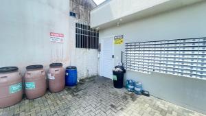 ピサーハスにあるResidencial Angelus Condomínio Clube na Praia de Piçarrasの建物前のゴミ箱
