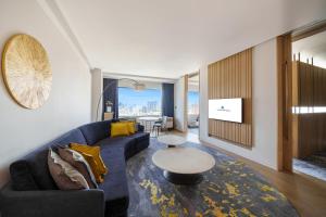 a living room with a blue couch and a table at Hotel Nikko Kaohsiung in Kaohsiung