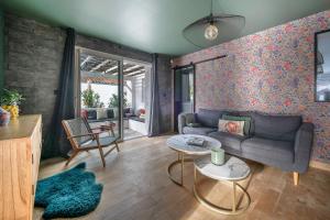 ein Wohnzimmer mit Sofa und Tisch in der Unterkunft À 400m de la plage, maison renovée pour 6 in Préfailles