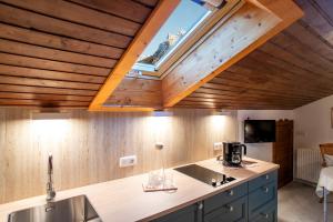 una cocina con techo con claraboya en Haus St. Korbinian, en Mittenwald 50 fotos más