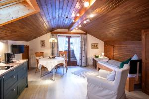 Una cocina y una sala de estar con mesa y sillas. en Haus St. Korbinian, en Mittenwald