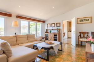 ein Wohnzimmer mit Sofa und Tisch in der Unterkunft Binibonaire in Binissalem