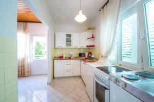 Kuchyňa alebo kuchynka v ubytovaní House Lidi + 25 fotografií