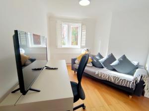 a living room with a couch and a table at Spacious 3-Bed Cosy Flat in Westminster in London