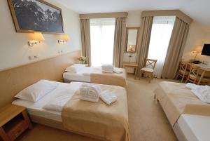 Posteľ alebo postele v izbe v ubytovaní Hotel Alpejski