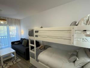 Voodi või voodid majutusasutuse Modern Loft in Pas de la Casa, wifi, ski toas