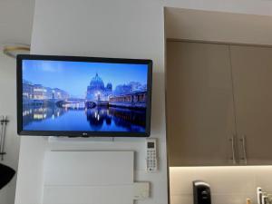 Televiisor ja/või meelelahutuskeskus majutusasutuses Modern Loft in Pas de la Casa, wifi, ski