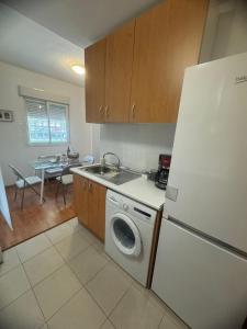 a kitchen with a washing machine and a refrigerator at R1 CasaCafe Madrid Apartamento 1 habitación, 4 Personas in Collado-Villalba