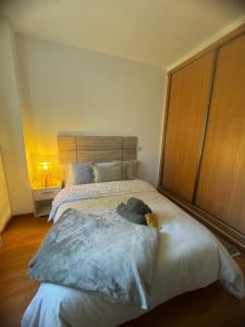 a bedroom with a bed with a teddy bear on it at R1 CasaCafe Madrid Apartamento 1 habitación, 4 Personas in Collado-Villalba