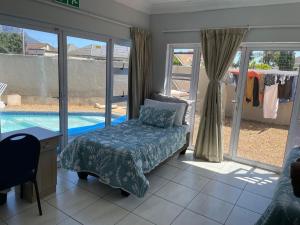 Postel nebo postele na pokoji v ubytování 6 Crawford Road, Rondebosch East