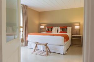 Cama ou camas em um quarto em Los Ponchos Hotel