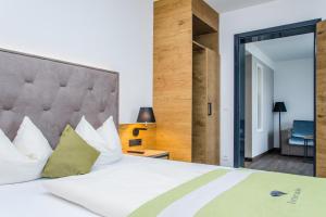 Ein Bett oder Betten in einem Zimmer der Unterkunft Gasthaus Forster am See - Eching bei Landshut