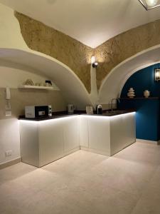 una camera con bancone e parete in pietra di Domus Parthenope Deluxe a Napoli
