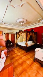 Postel nebo postele na pokoji v ubytování Hotel Master Paradise, Pushkar, Rajasthan , INDIA