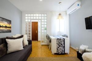 een woonkamer met een bank en een tafel bij My City Home - Acogedor apartamento en Aravaca in Madrid