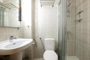een badkamer met een toilet, een wastafel en een douche bij My City Home - Acogedor apartamento en Aravaca in Madrid +16 foto's