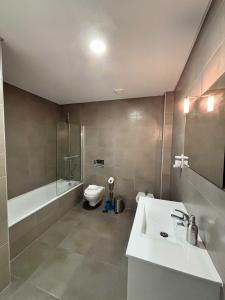 Et badeværelse på Janelas da Baía - By SCH