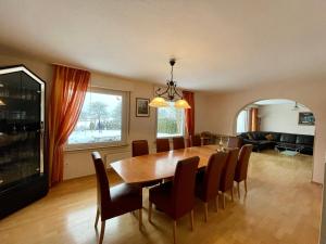 a dining room and living room with a table and chairs at Ferienhaus Lemmerlinde in Rüthen