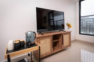 TV en un stand en la sala de estar en Prime location Ritzy Umhlanga Bachelor, en Durban