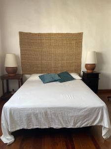 1 dormitorio con 1 cama con 2 mesitas y 2 lámparas en La Cuesta14, en Güime