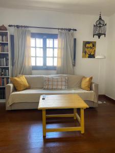 Una sala de estar con un sofá y una mesa de café. en La Cuesta14, en Güime