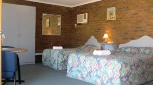 A bed or beds in a room at Tooleybuc Motel