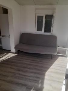 een bank in een kamer met 2 ramen bij Bungalow en finca de campo in Islas Baleares