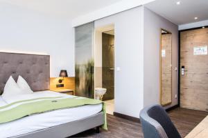 Ein Bett oder Betten in einem Zimmer der Unterkunft Gasthaus Forster am See - Eching bei Landshut