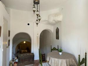 une salle à manger avec une table et une chambre dans l'établissement Casa Cueva Sacromonte BeneVarez Brother Law SL, à Grenade