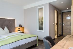 Ein Bett oder Betten in einem Zimmer der Unterkunft Gasthaus Forster am See - Eching bei Landshut