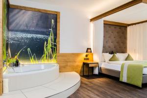 Ein Bett oder Betten in einem Zimmer der Unterkunft Gasthaus Forster am See - Eching bei Landshut