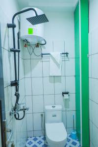 ein kleines Badezimmer mit Toilette und Dusche in der Unterkunft United Hotel Balessing in Balessing + 68 Fotos