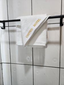 ein Handtuch auf einem Handtuchhalter im Bad in der Unterkunft United Hotel Balessing in Balessing