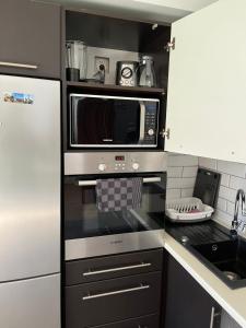 una cocina con microondas y fregadero en Apartament MATI, en Wisła