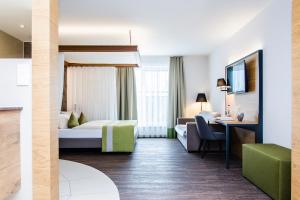 ein Hotelzimmer mit einem Bett und einem Schreibtisch in der Unterkunft Gasthaus Forster am See - Eching bei Landshut in Eching